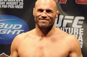 Randy Couture é o lutador mais velho a conseguir uma vitória no UFC