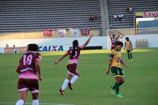 Raquel comemora terceiro gol da Ferrovi&aacute;ria(Imagem:Jos&eacute; Maria Barros)