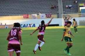 Raquel comemora terceiro gol da Ferroviária