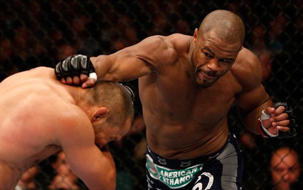 Rashad Evans solta a m&atilde;o direita contra Dan Henderson no UFC 161(Imagem:Reprodu&ccedil;&atilde;o)