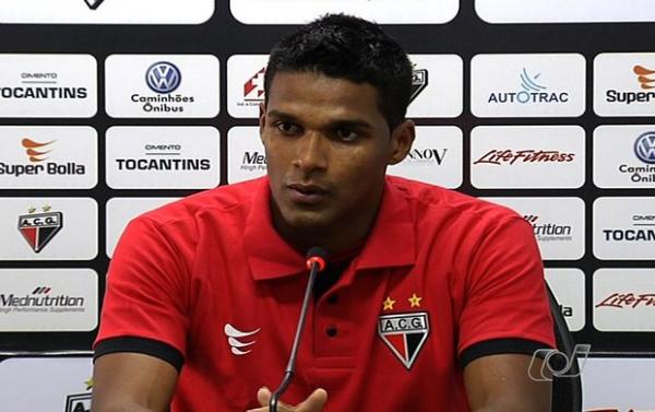 Rayllan, meia do Atl&eacute;tico-GO(Imagem:Reprodu&ccedil;&atilde;o/TV Anhanguera)