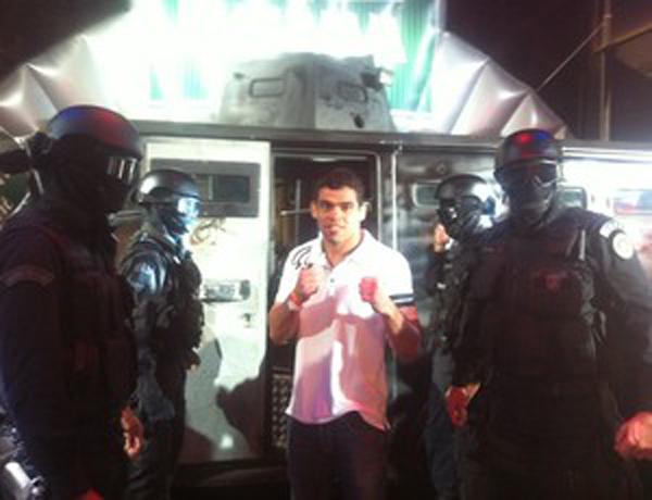 Renan Barão posa com oficiais do Bope no evento(Imagem:Reprodução)