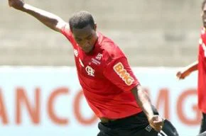 Renato arma o chute em treino do Flamengo