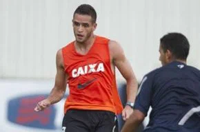 Renato Augusto deve atuar, pelo menos, meio tempo no domingo