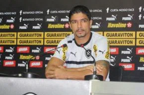 Renato, com seu novo visual na entrevista coletiva deste sábado