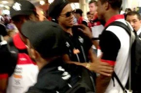 Renato e Ronaldinho se cumprimentam no Aeroporto de Congonhas