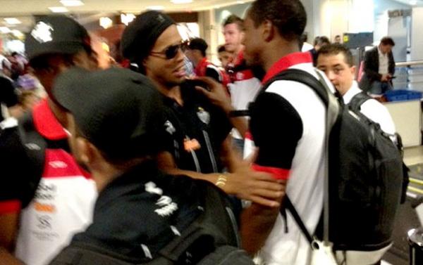 Renato e Ronaldinho se cumprimentam no Aeroporto de Congonhas(Imagem:Reprodução)