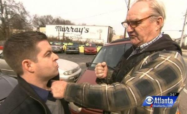 Rep&oacute;rter da CBS foi agredido por pai de investigado em Atlanta(Imagem:Reprodu&ccedil;&atilde;o)
