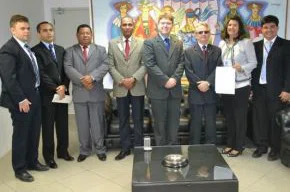 Representantes do TRE e da Câmara de Teresina.