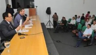 Reunião dos prefeitos com técnicos da Receita.