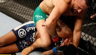 Reza Madadi (por cima) em ação no UFC Suécia 2, contra Michael Johnson