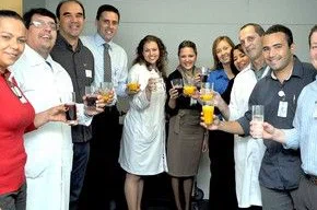 Ricardo Gomes visita equipe de hospital