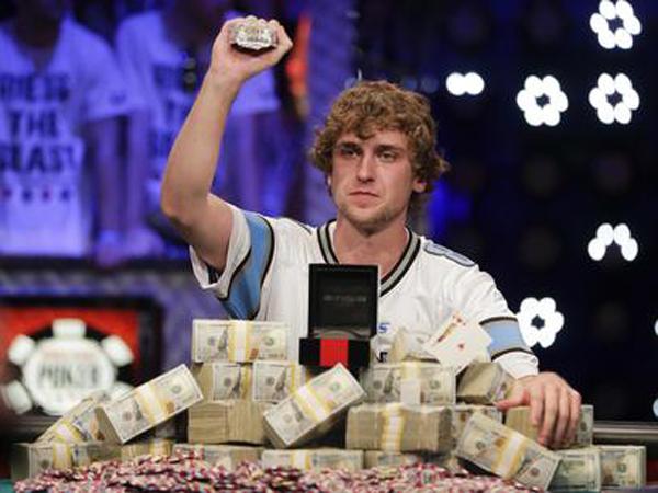 Riess recebeu prêmio de R$ 19 milhões e um bracelete que representa a maior honraria do pôquer(Imagem:Reprodução)