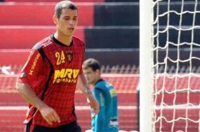 Rivaldo busca titularidade no Sport