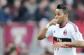 Robinho comemora gol pelo Milan. Flamengo e Santos lutam por ele