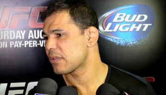 Rodrigo Minotauro apareceu rapidamente na sala de imprensa do UFC 163
