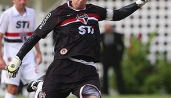 Rogério Ceni bate falta contra o Vitória: gol