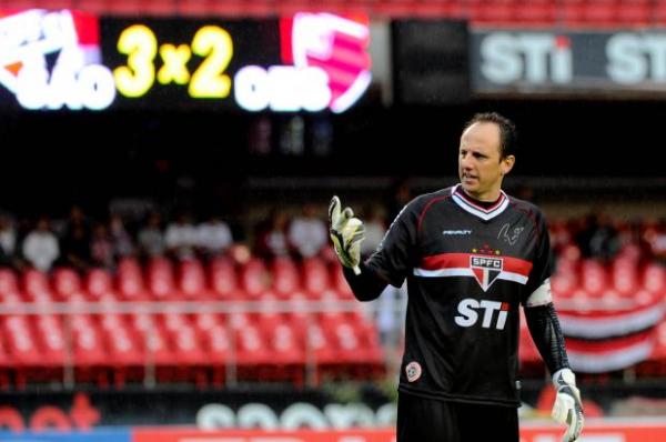 Rogério Ceni falhou na reposição de bola que originou o segundo gol do Oeste na partida(Imagem:Reprodução)