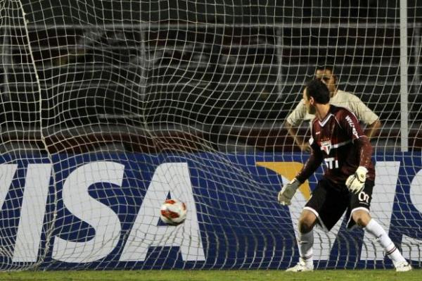 Rogério Ceni nem se movimentou na cobrança de pênalti de Benedetto, que empatou a partida na etapa final(Imagem:Reprodução)