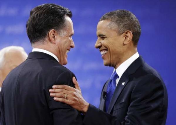 Romney e OBama se cumprimentam no in&iacute;cio do debate desta segunda-feira (22) em Boca Raton, na Fl&oacute;rida (Imagem:AFP)