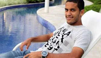 Rômulo descansa à beira da piscina do condomínio da Barra da Tijuca