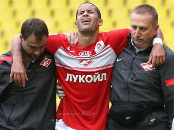Rômulo sai amparado pelos médicos do clube russo e fica seis meses parado(Imagem:Spartak Moscou)