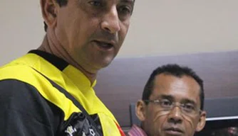 Ronaib, técnico do Picos, e Jacob Júnior, do Piauí: foco é na final do Piauiense Sub-19