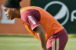 Ronaldinho: conselhos aos mais novos dá equilíbrio ao time