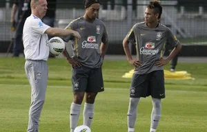Ronaldinho e Neymar juntos na seleção brasileira de Mano Menezes
