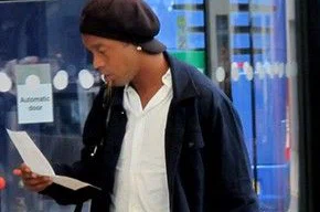 Ronaldinho Gaúcho ao chegar no hotel da seleção brasileira, em Londres
