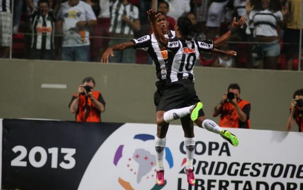 Ronaldinho Gaúcho comemora gol com Jô(Imagem:Reprodução)