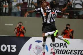 Ronaldinho Gaúcho comemora gol com Jô