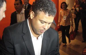 Ronaldo dá autógrafos antes da entrevista coletiva