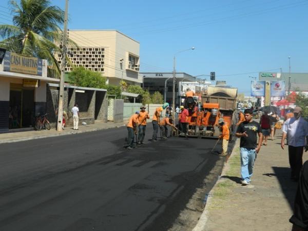 Rua coronel Francisco Santos ganha asfalto novo(Imagem:José Maria Barros)