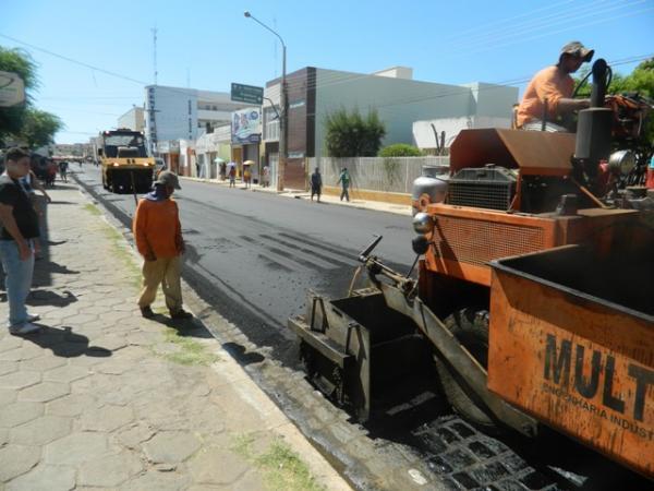 Rua coronel Francisco Santos recebe novo asfalto(Imagem:José Maria Barros)