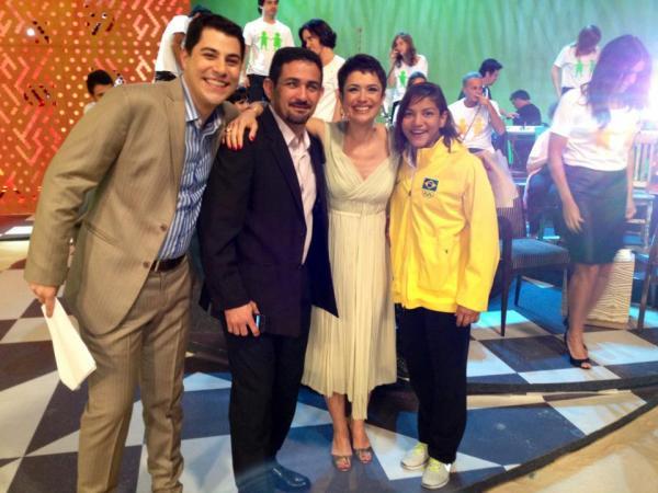 Sarah, Expedito e os jornalistas Evaristo e Sandra Anemberg(Imagem:Reprodução)