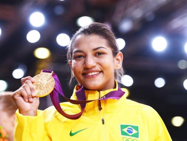 Sarah Menezes com medalha(Imagem:Imagem: AFP)