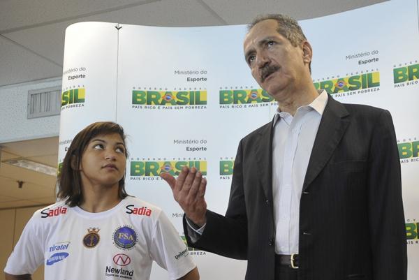 Sarah Menezes e o Ministro do Esporte.(Imagem:Reprodu&ccedil;&atilde;o)