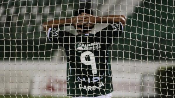 Schwenck e a rede: oito gols em 11 partidas com a camisa do Bugre(Imagem:Reprodu&ccedil;&atilde;o)