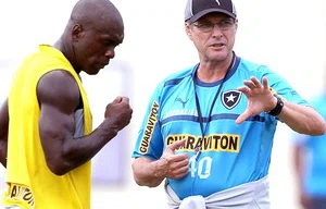 Seedorf conversa com Oswaldo no treino do Bota