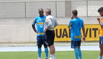 Seedorf e Oswaldo de Oliveira conversam no treino