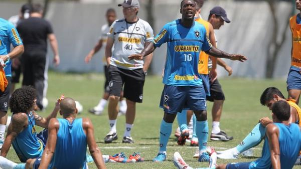 Seedorf faz cobran&ccedil;as aos companheiros no treino do Botafogo (Imagem:Reprodu&ccedil;&atilde;o)