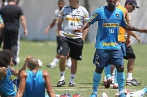 Seedorf faz cobranças aos companheiros no treino do Botafogo