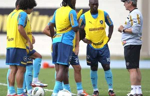 Seedorf ouve as orientações de Oswaldo no treino