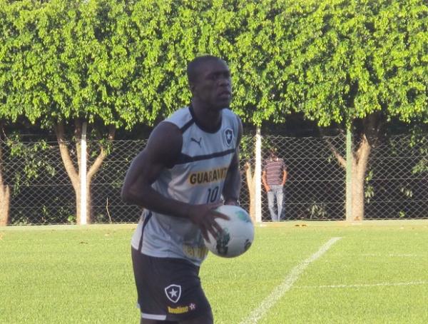 Seedorf treinou normamente nesta quinta-feira (Imagem:Thales Soares / Globoesporte.com)