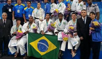 Seleções masculina e feminina posam juntas com as medalhas