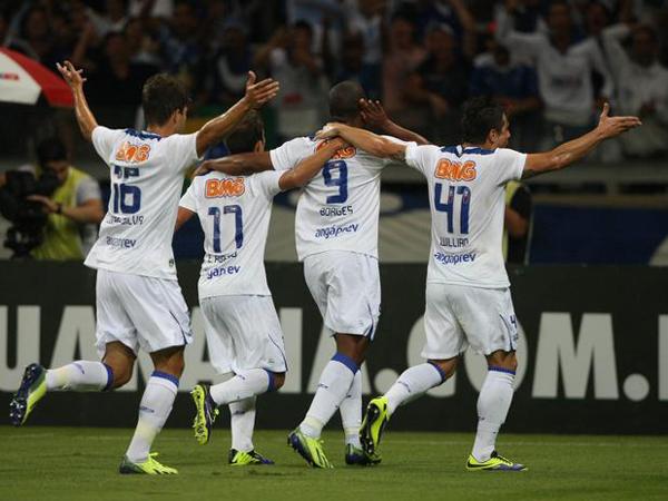 Sem vencer h&aacute; quatro jogos, cruzeirenses precisam apenas de resultados no Mineir&atilde;o para chegar ao n&uacute;mero de pontos que consideram ideal para brigar pelo t&iacute;tulo.(Imagem:reprodu&ccedil;&atilde;o)