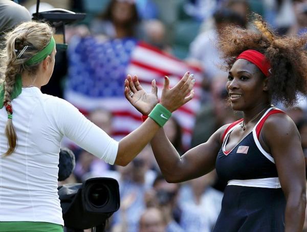 Serena Williams (&agrave; dir.) ganha o cumprimento de Victoria Azarenka ap&oacute;s o massacre(Imagem:Reuters)
