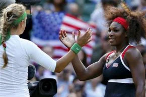 Serena Williams (à dir.) ganha o cumprimento de Victoria Azarenka após o massacre