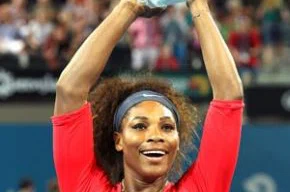 Serena Williams leva troféu no torneio de Brisbane, na Austrália
